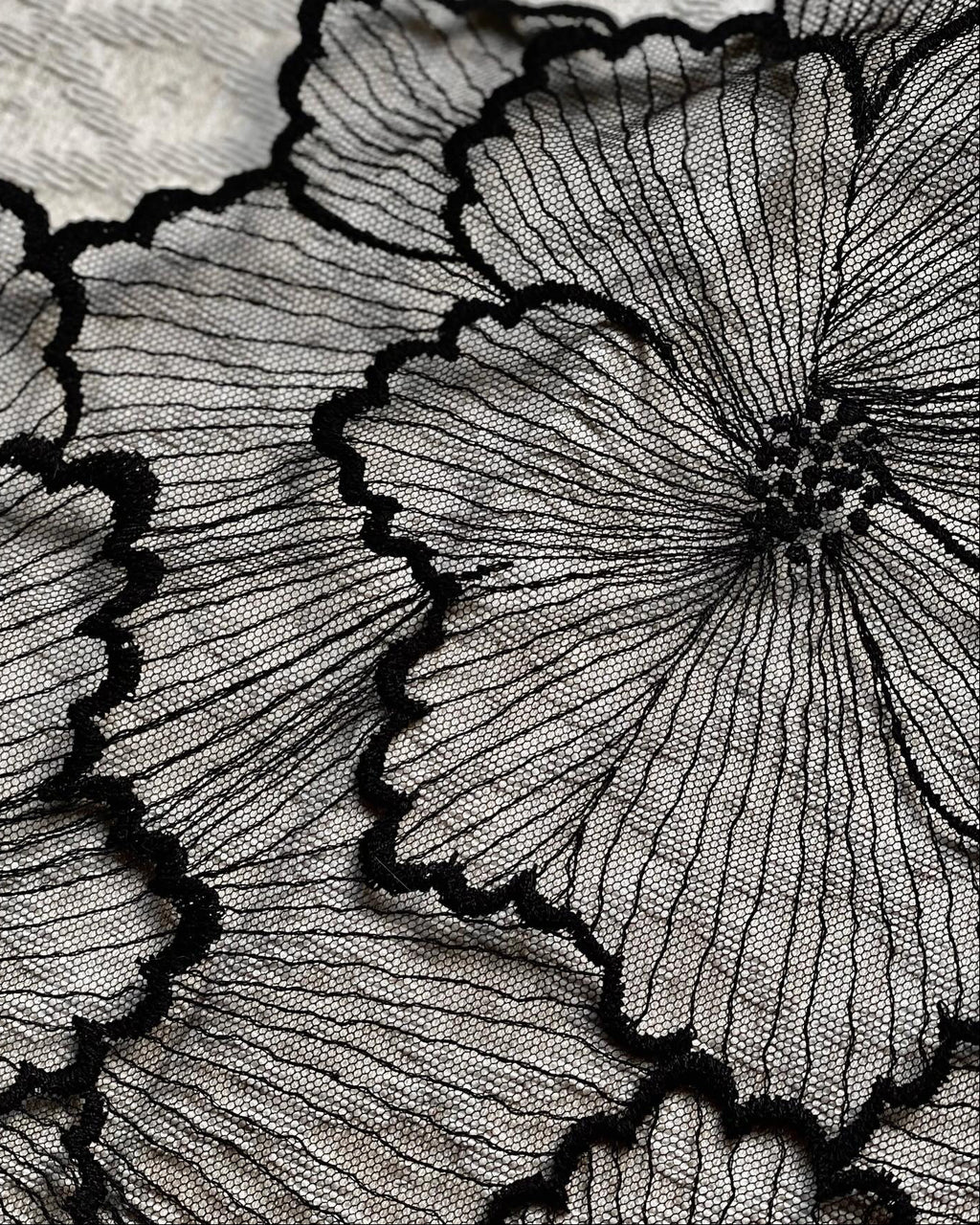 مجموعة لانجري "لا فام فاتال" - رداء كيمونو قصير فاخر وأنيق بأكمام دانتيل سوداء