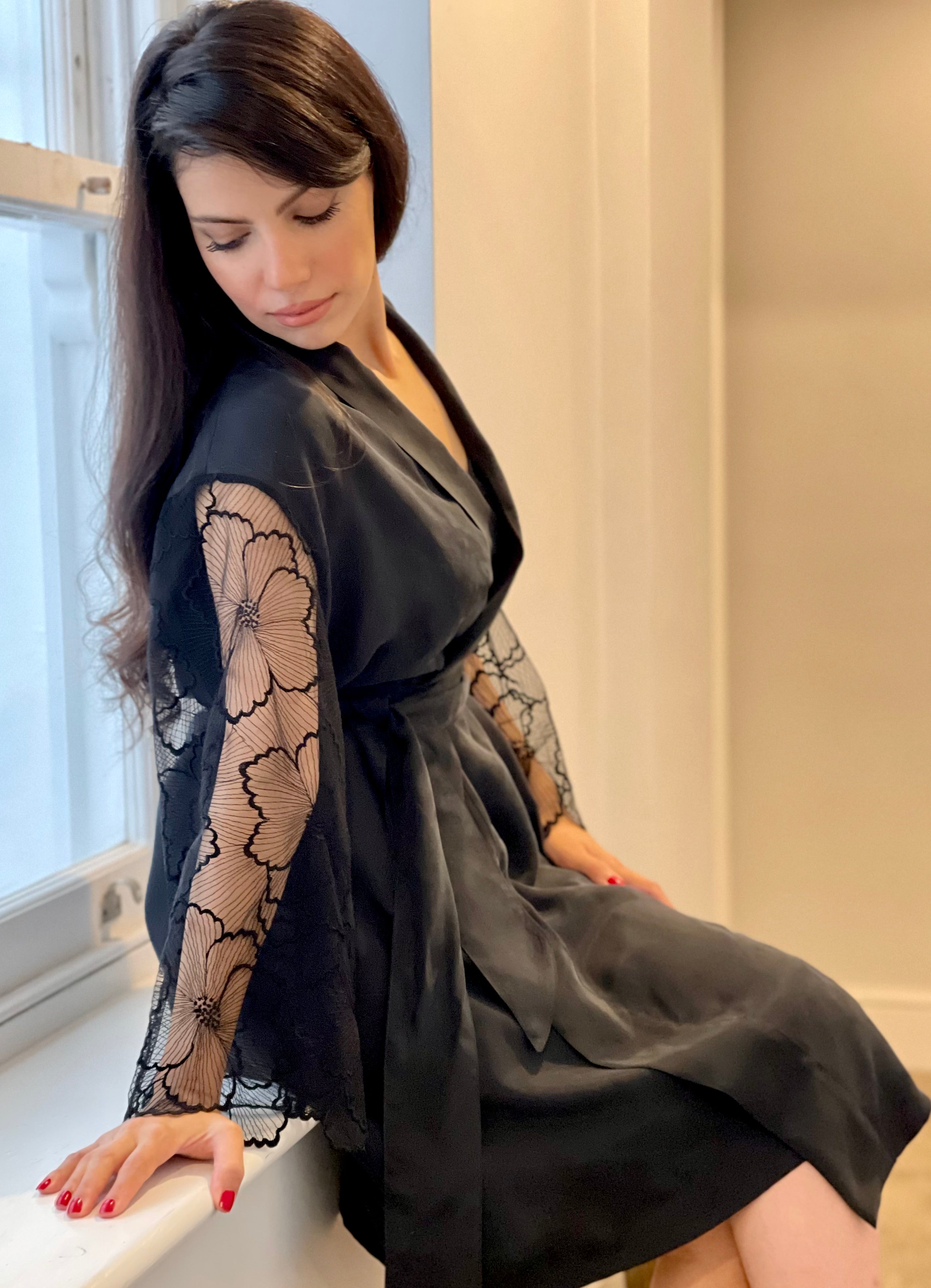 Elegant Medium Kimono Night Robe with Lace Sleeves Noir