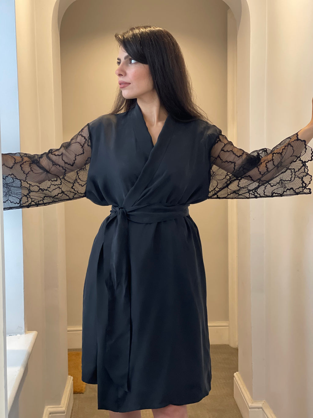 Elegant Medium Kimono Night Robe with Lace Sleeves Noir
