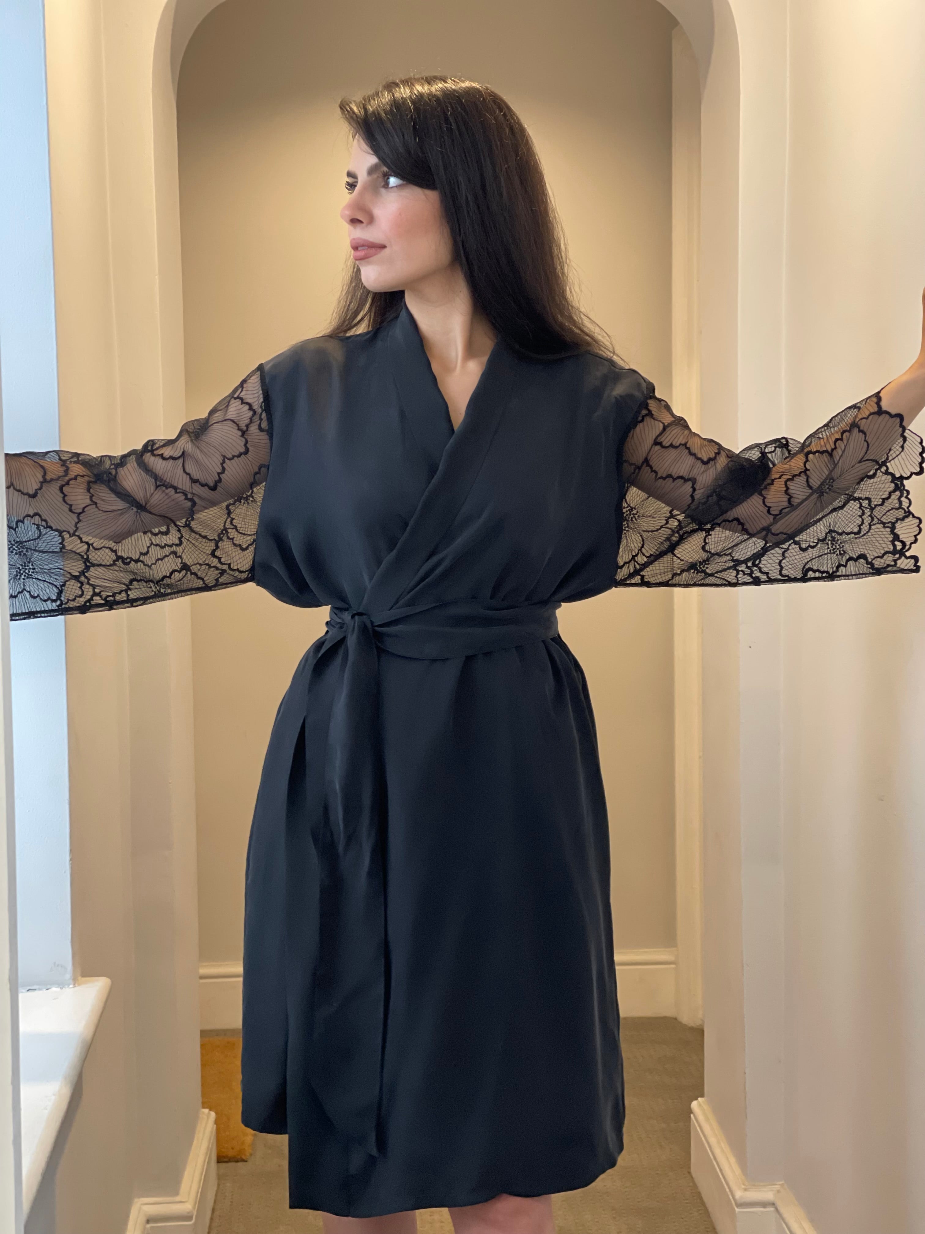 Elegant Medium Kimono Night Robe with Lace Sleeves Noir