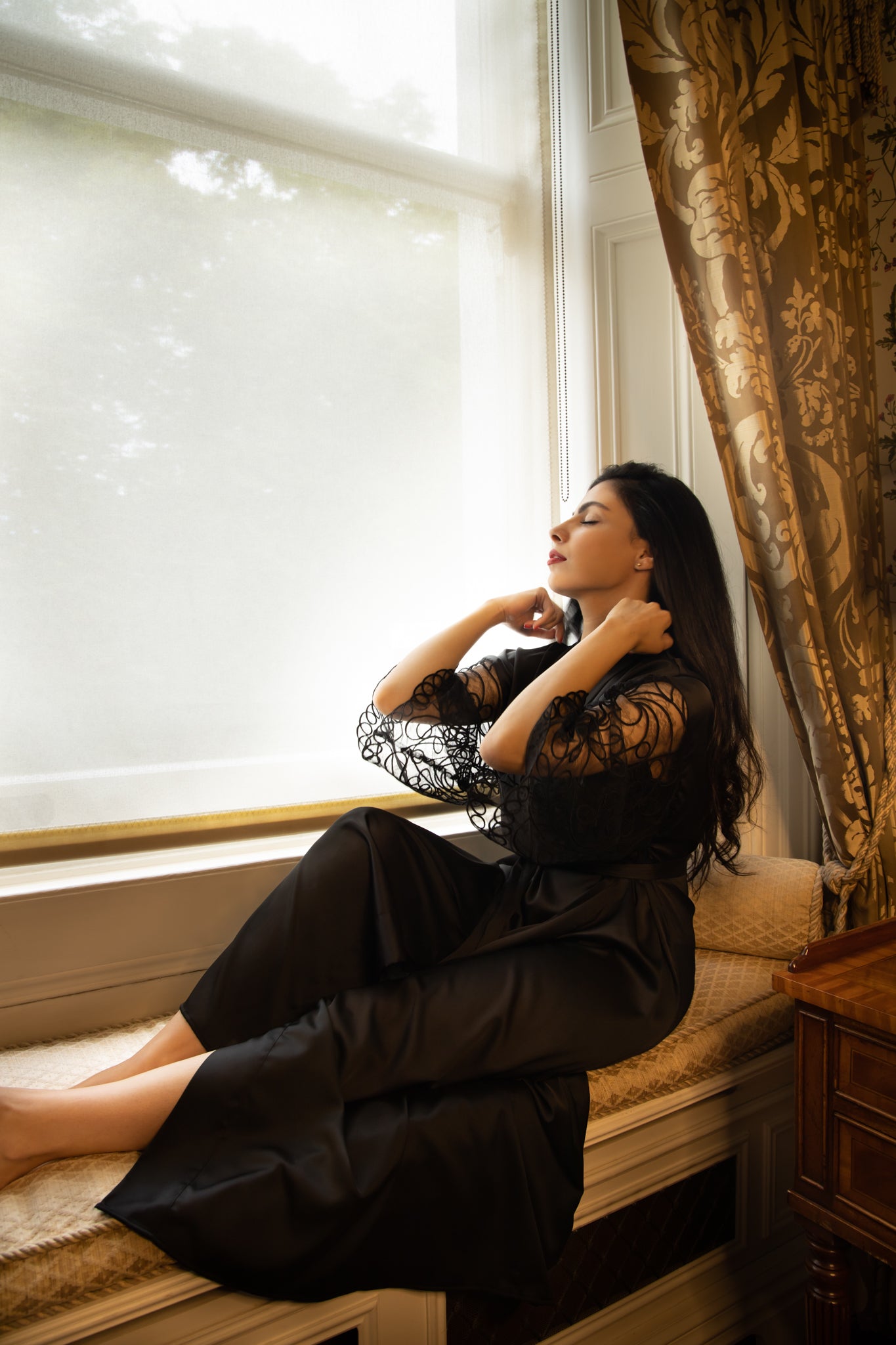 رداء كيمونو طويل من خشب الأوبسيديان المميز بأكمام من الدانتيل الفرنسي