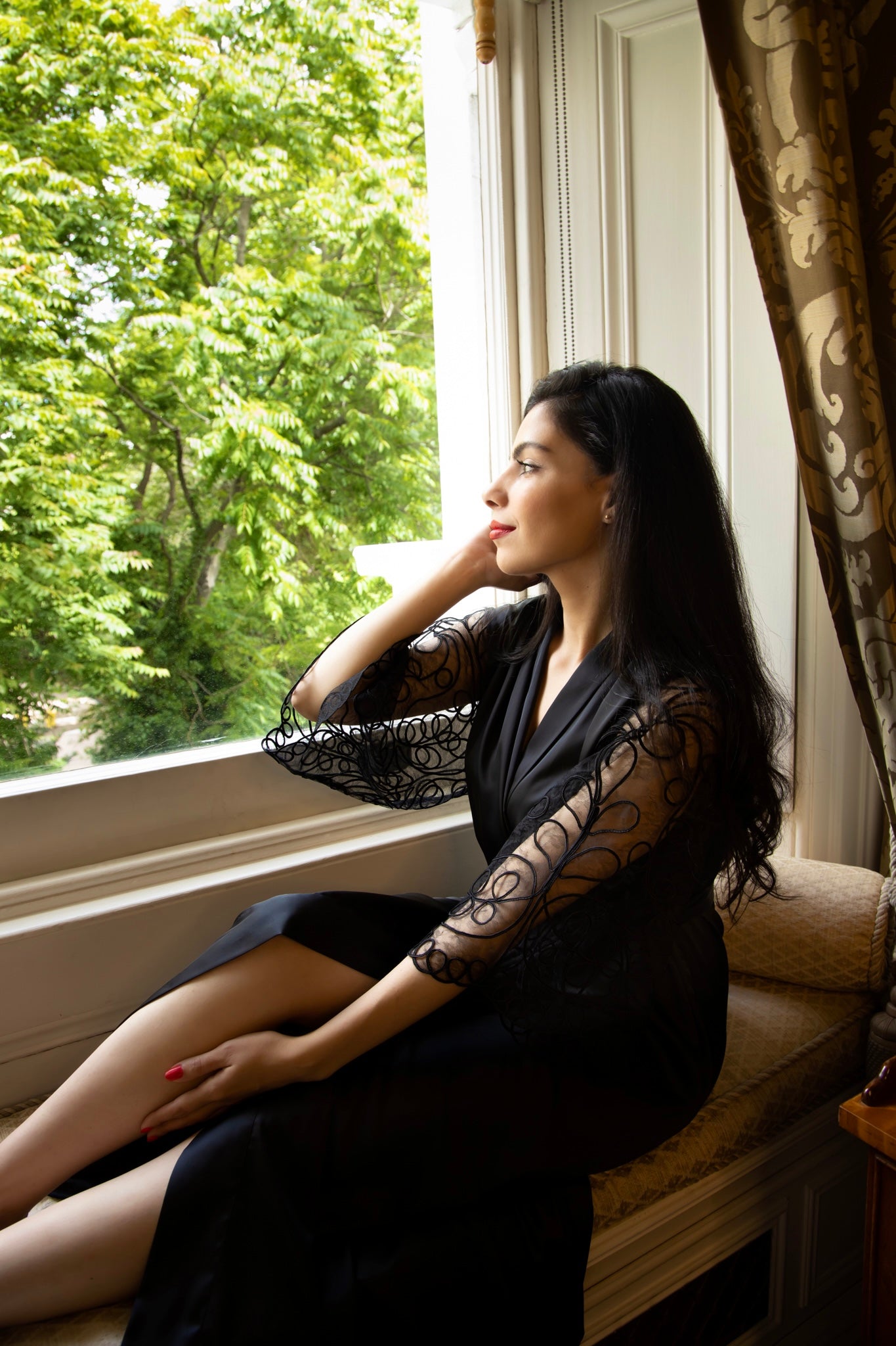 رداء كيمونو طويل من خشب الأوبسيديان المميز بأكمام من الدانتيل الفرنسي